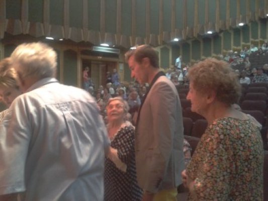 Mazăre, pupat şi îmbrăţişat de bătrânii care au împlinit 80 de ani: 